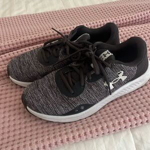 Under Armour tennis shoes black, grey & white, very gently used size 8.5 men